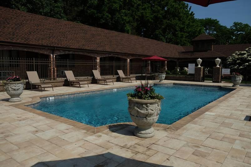 Chalet Inn & Suites Centerport Exterior foto